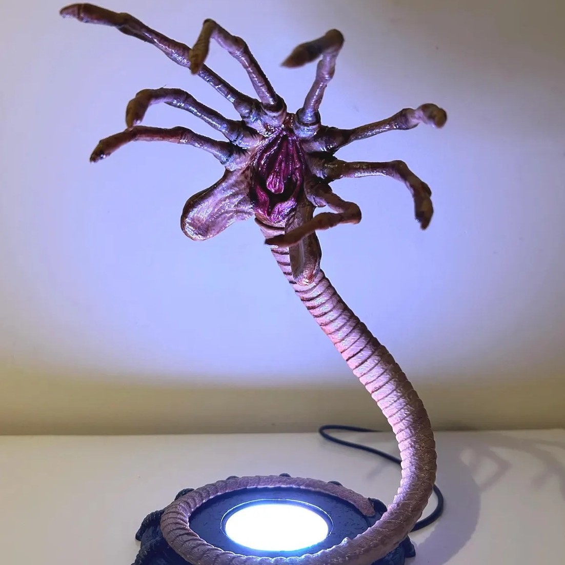 Lampe Alien Facehugger, veille - Home Decor Inspo avis et prix